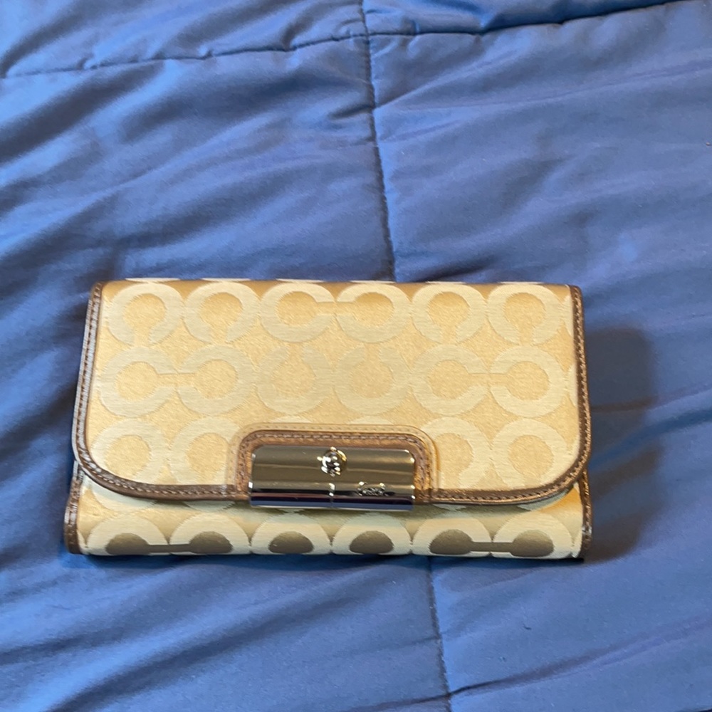 Coach wallet with c’s - Picture 3 of 4